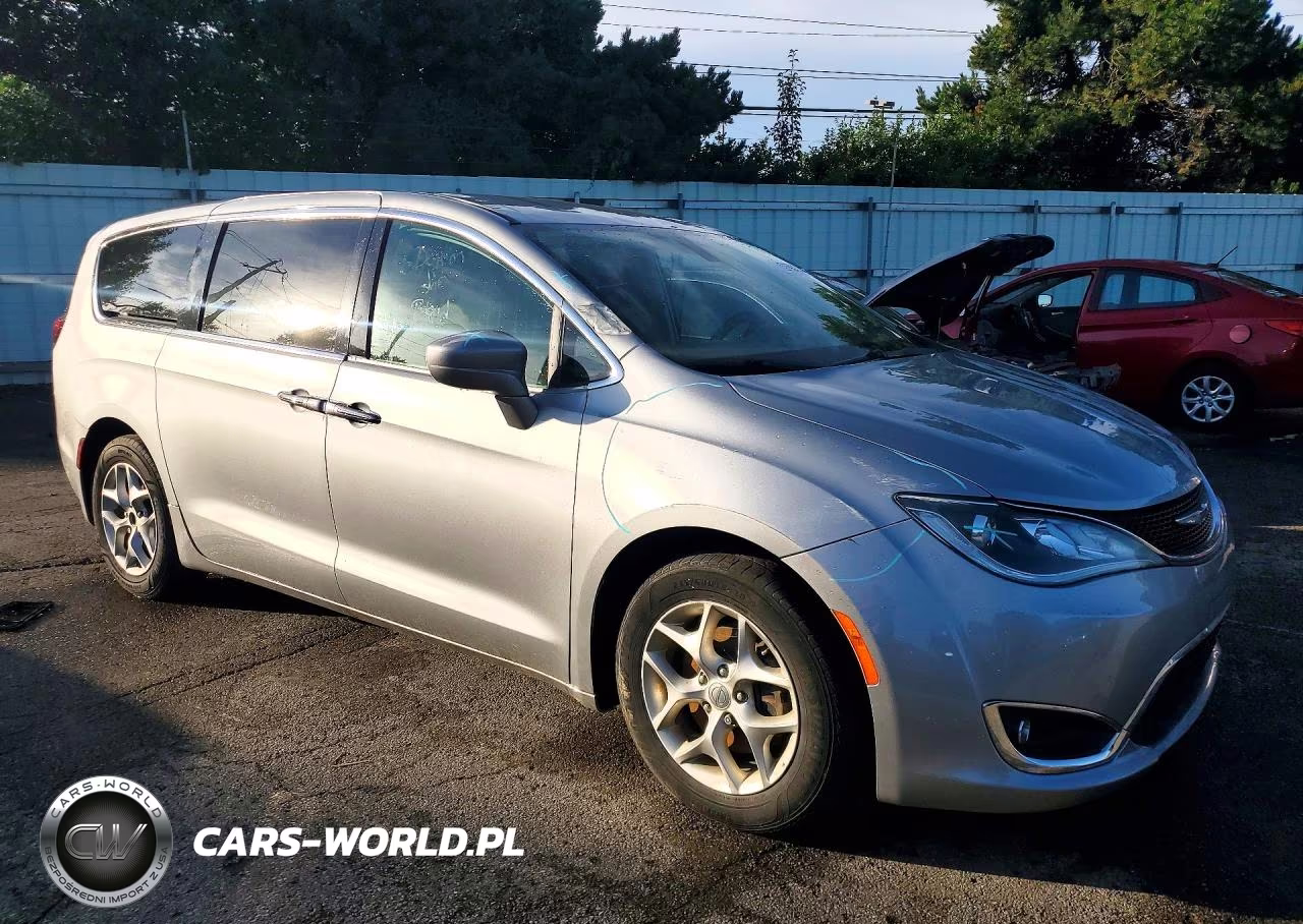 2018 Chrysler Pacifica Touring Plus VIN:2C4RC1FG6JR275033 - 4