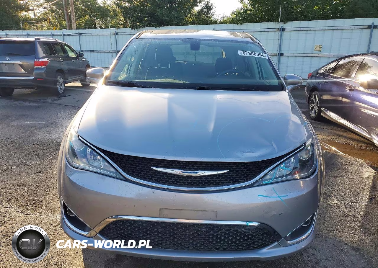 2018 Chrysler Pacifica Touring Plus VIN:2C4RC1FG6JR275033 - 5