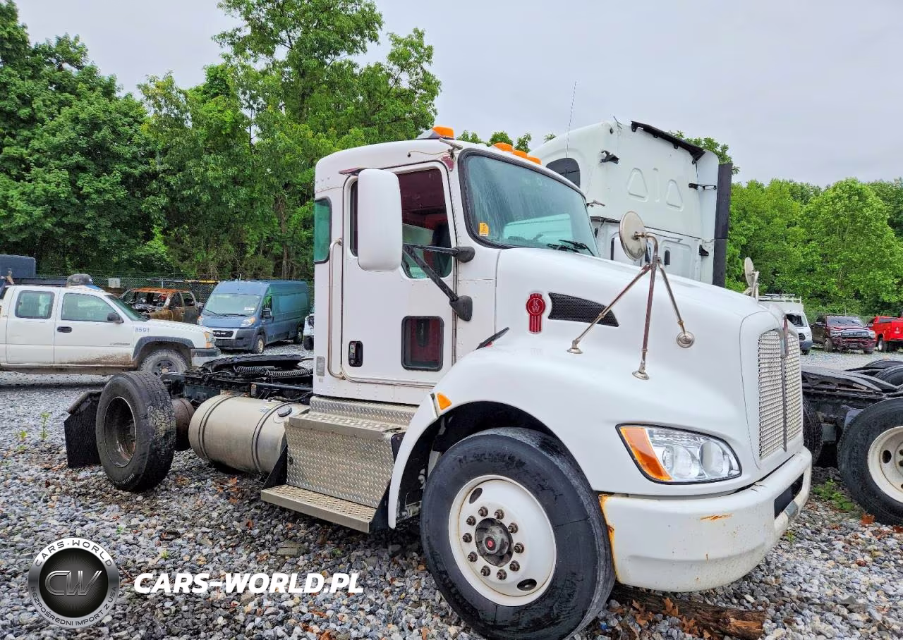 2016 Kenworth T330 Semi Truck