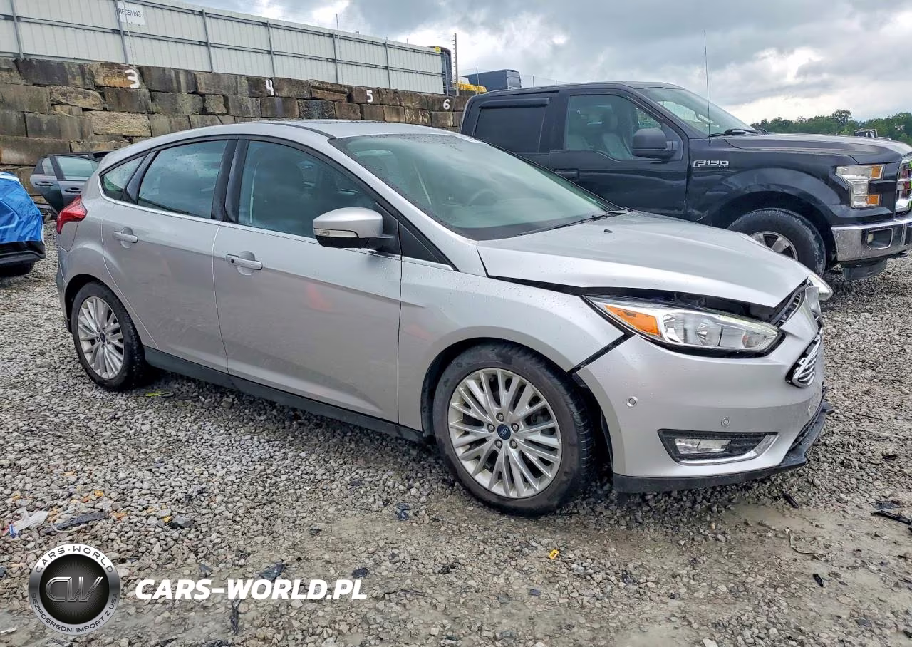 2017 Ford Focus Titanium VIN:1FADP3N27HL307108 - 4