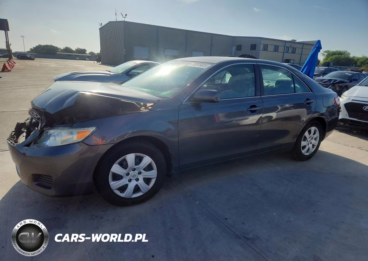 2010 Toyota Camry Le – zdjęcie 1 z 12