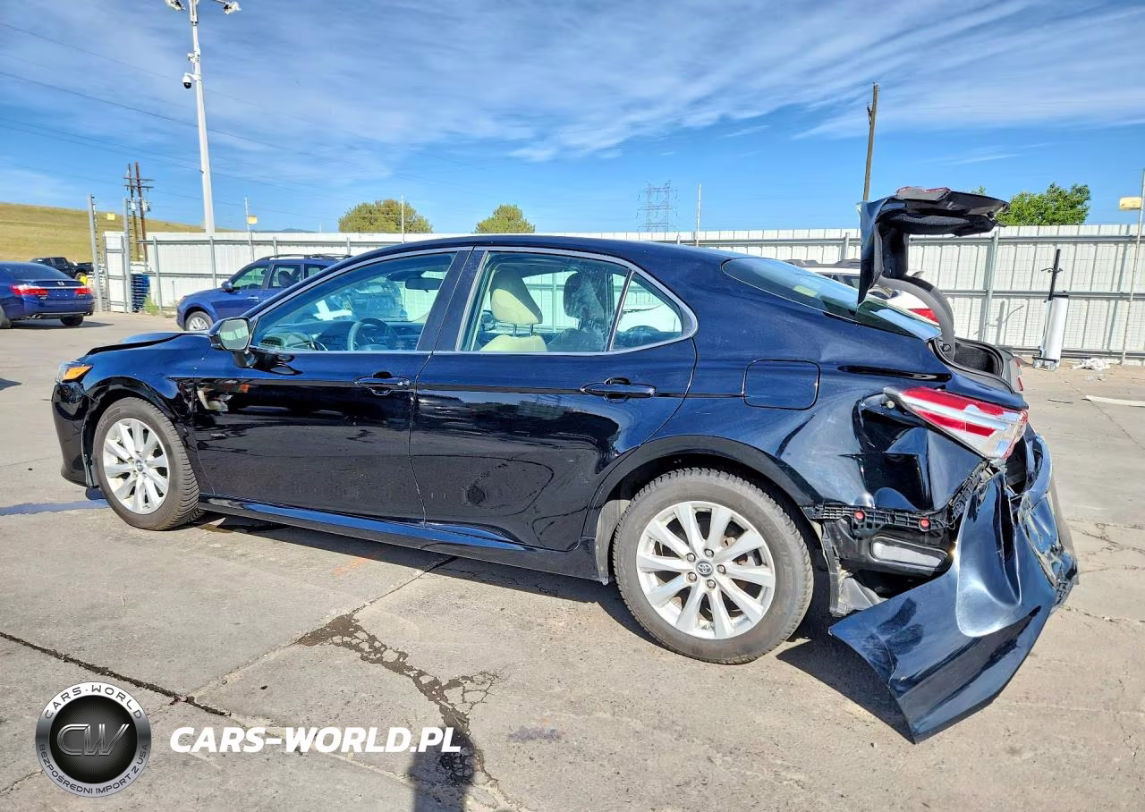 2018 Toyota Camry Le VIN:4T1B11HK8JU053374 - 2