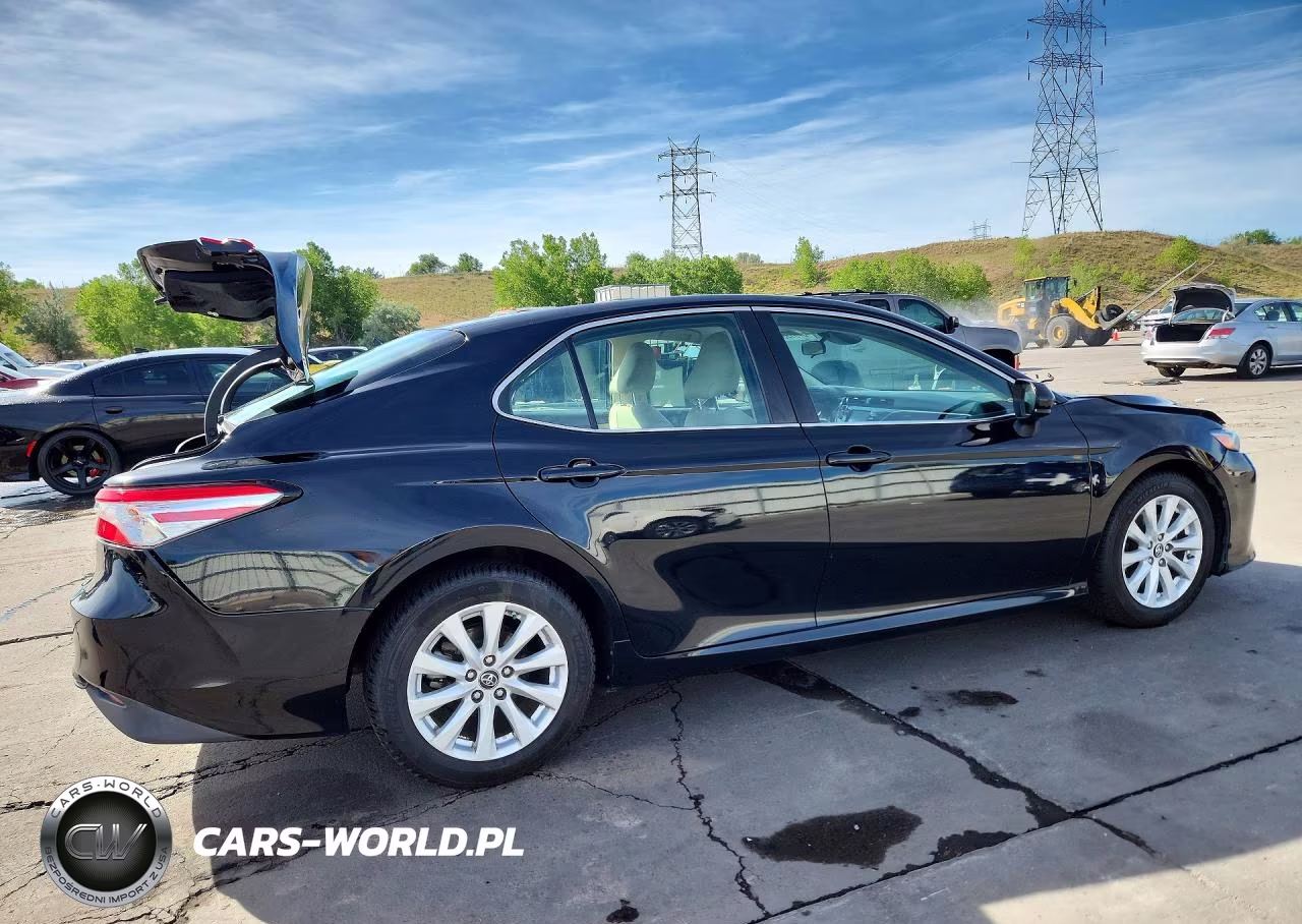2018 Toyota Camry Le VIN:4T1B11HK8JU053374 - 3