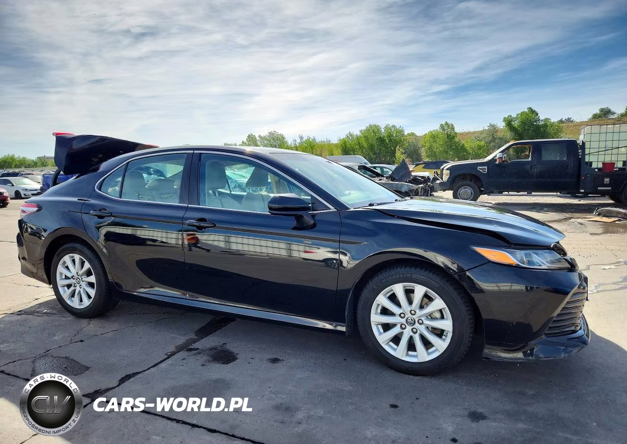 2018 Toyota Camry Le VIN:4T1B11HK8JU053374 - 4