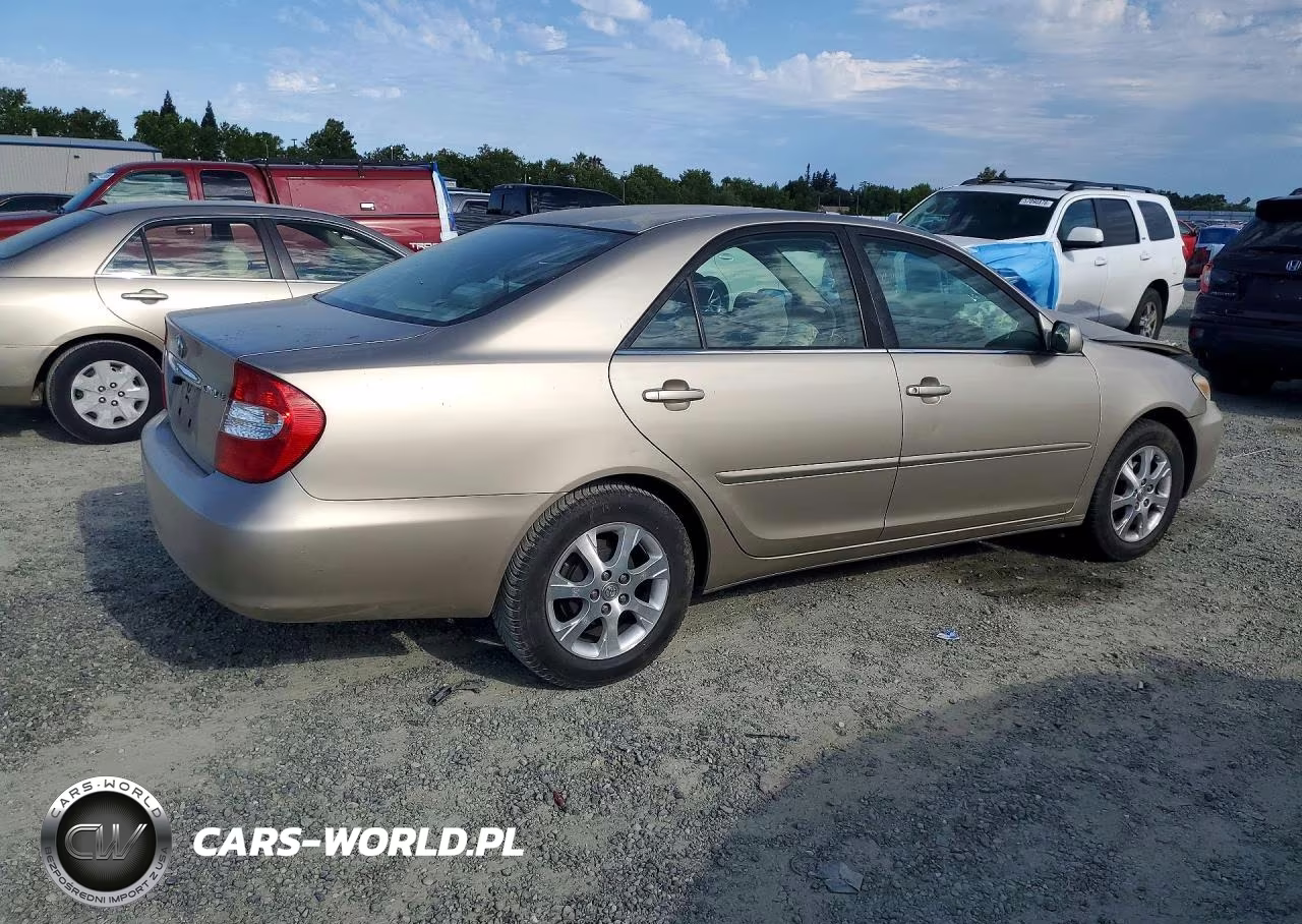 2003 Toyota Camry Le VIN:JTDBE32K930240839 - 3