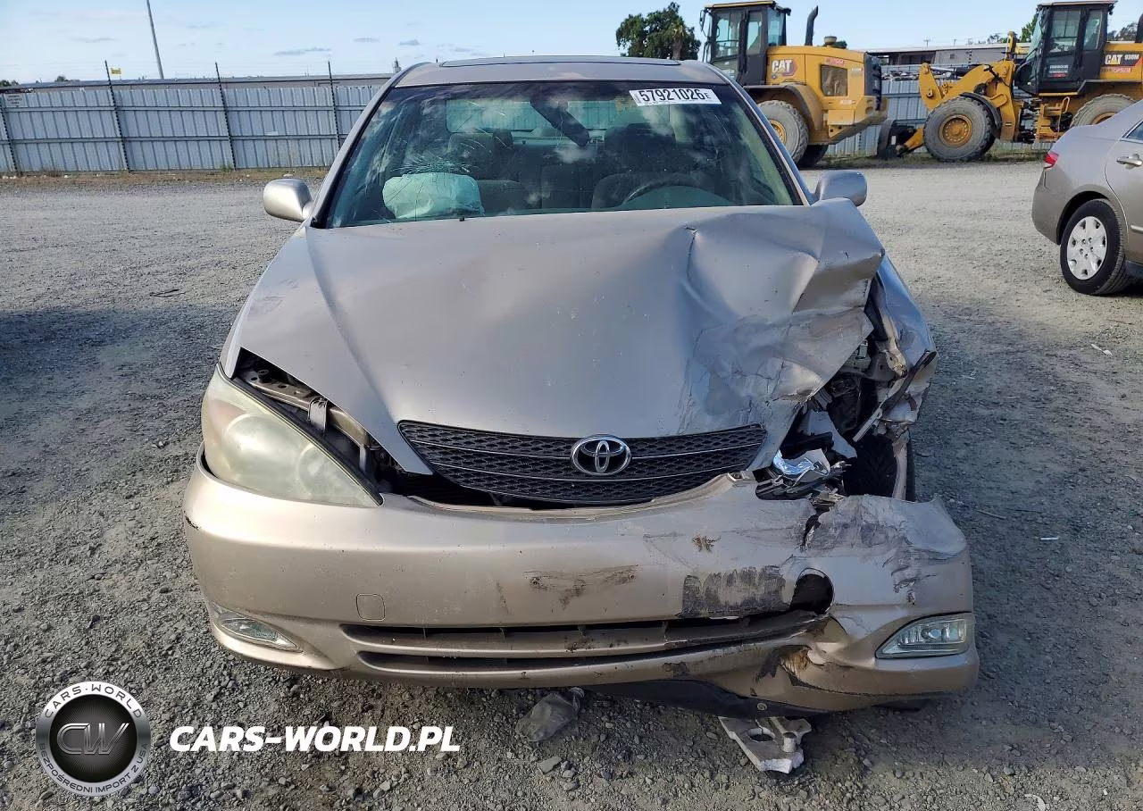 2003 Toyota Camry Le VIN:JTDBE32K930240839 - 5