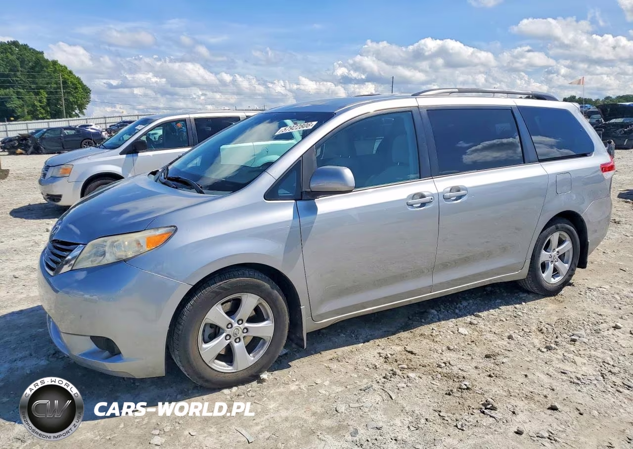 2011 Toyota Sienna Le – zdjęcie 1 z 13