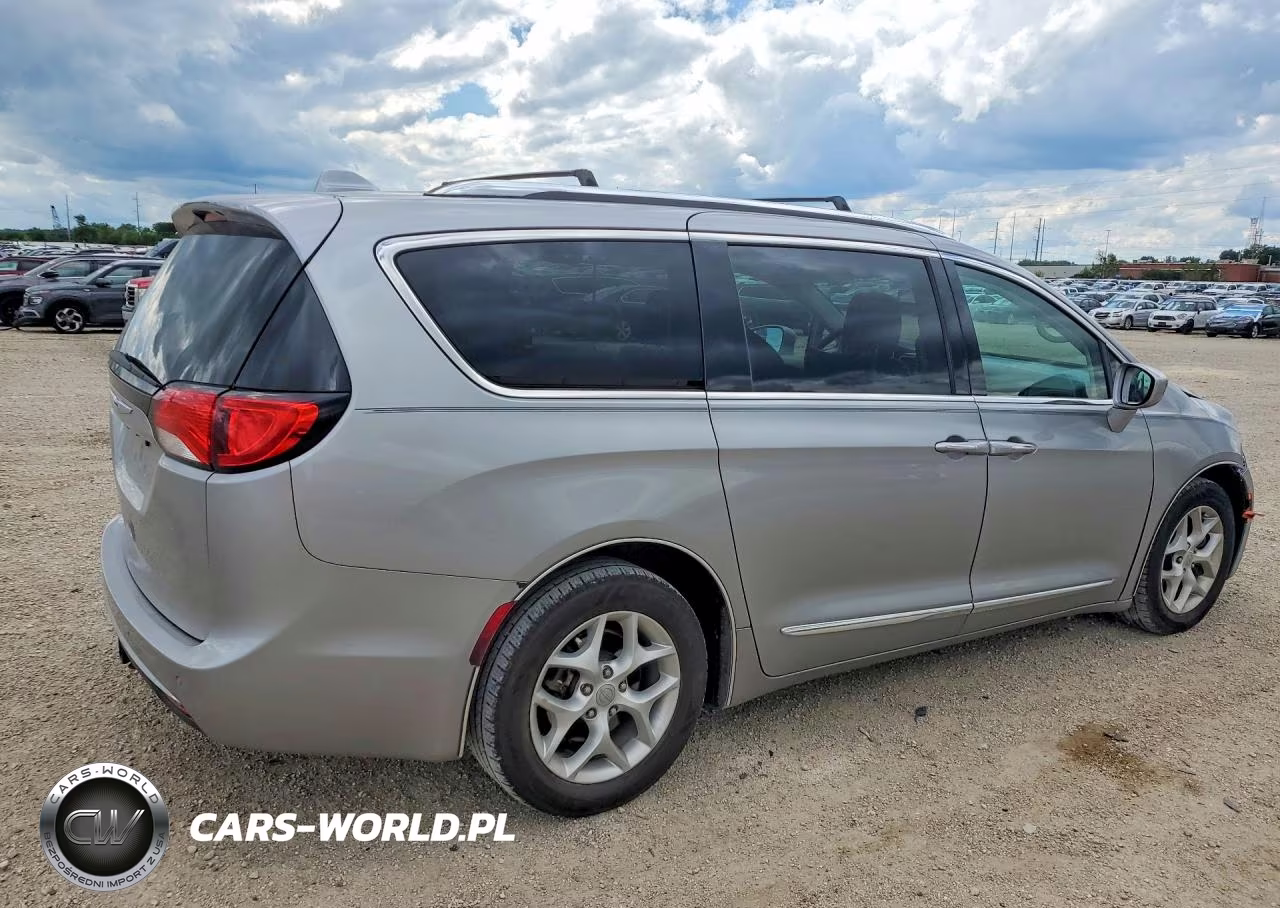 2017 Chrysler Pacifica Touring L Plus VIN:2C4RC1EG4HR543346 - 3