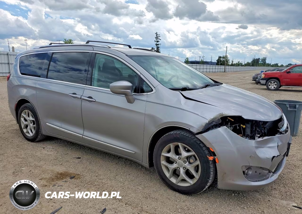 2017 Chrysler Pacifica Touring L Plus VIN:2C4RC1EG4HR543346 - 4