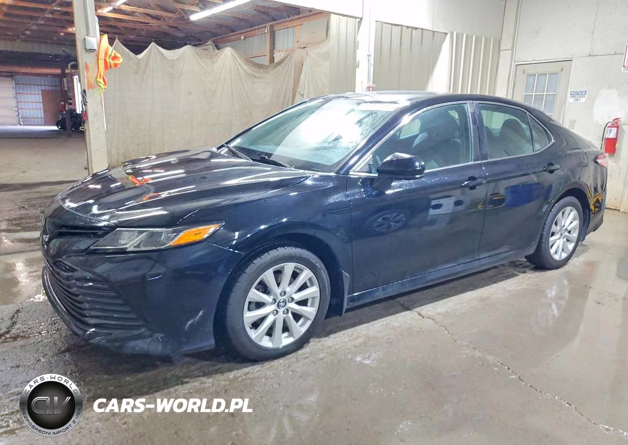 2020 Toyota Camry Le – zdjęcie 1 z 13