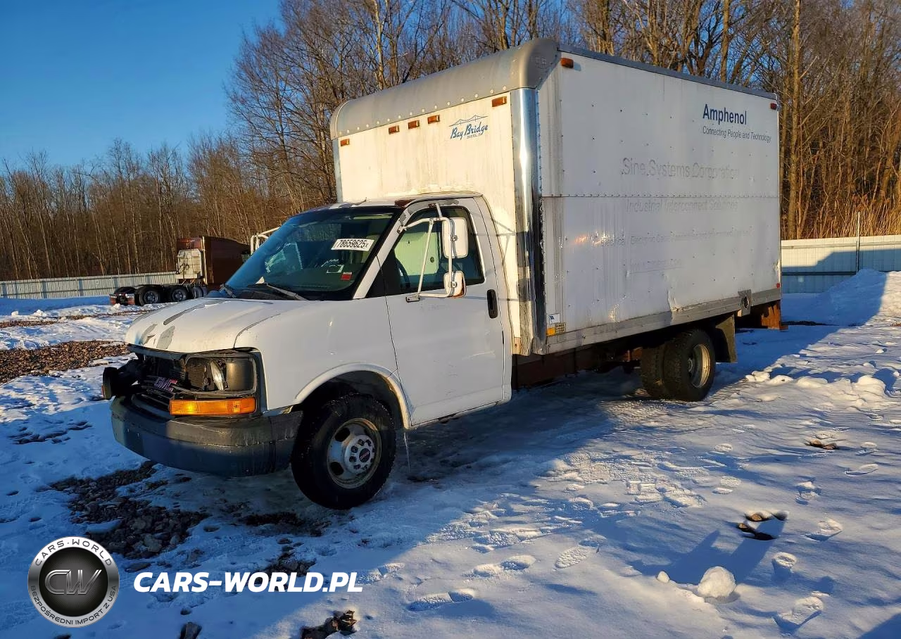 2005 GMC Savana Box Truck