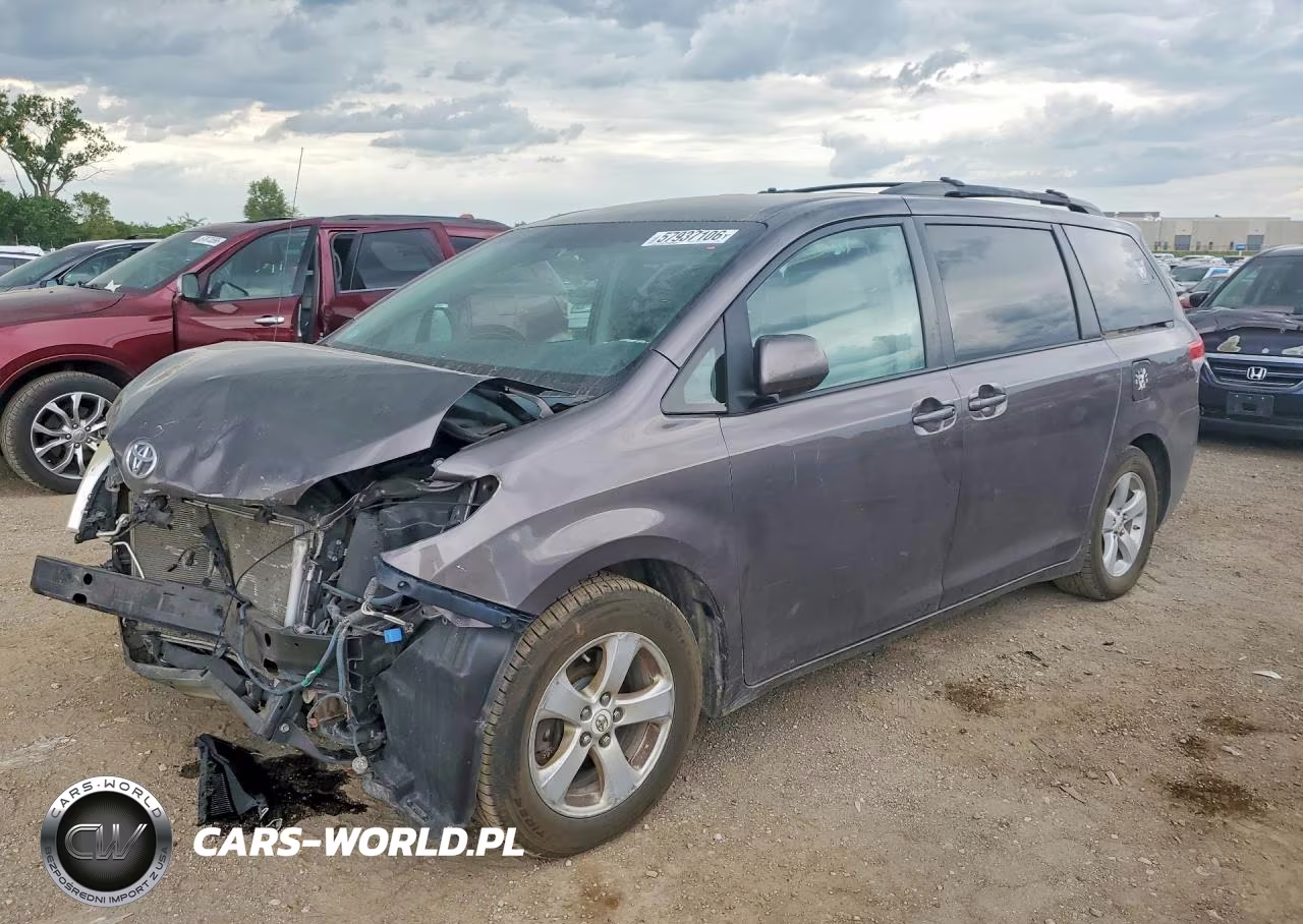 2012 Toyota Sienna Le – zdjęcie 1 z 13