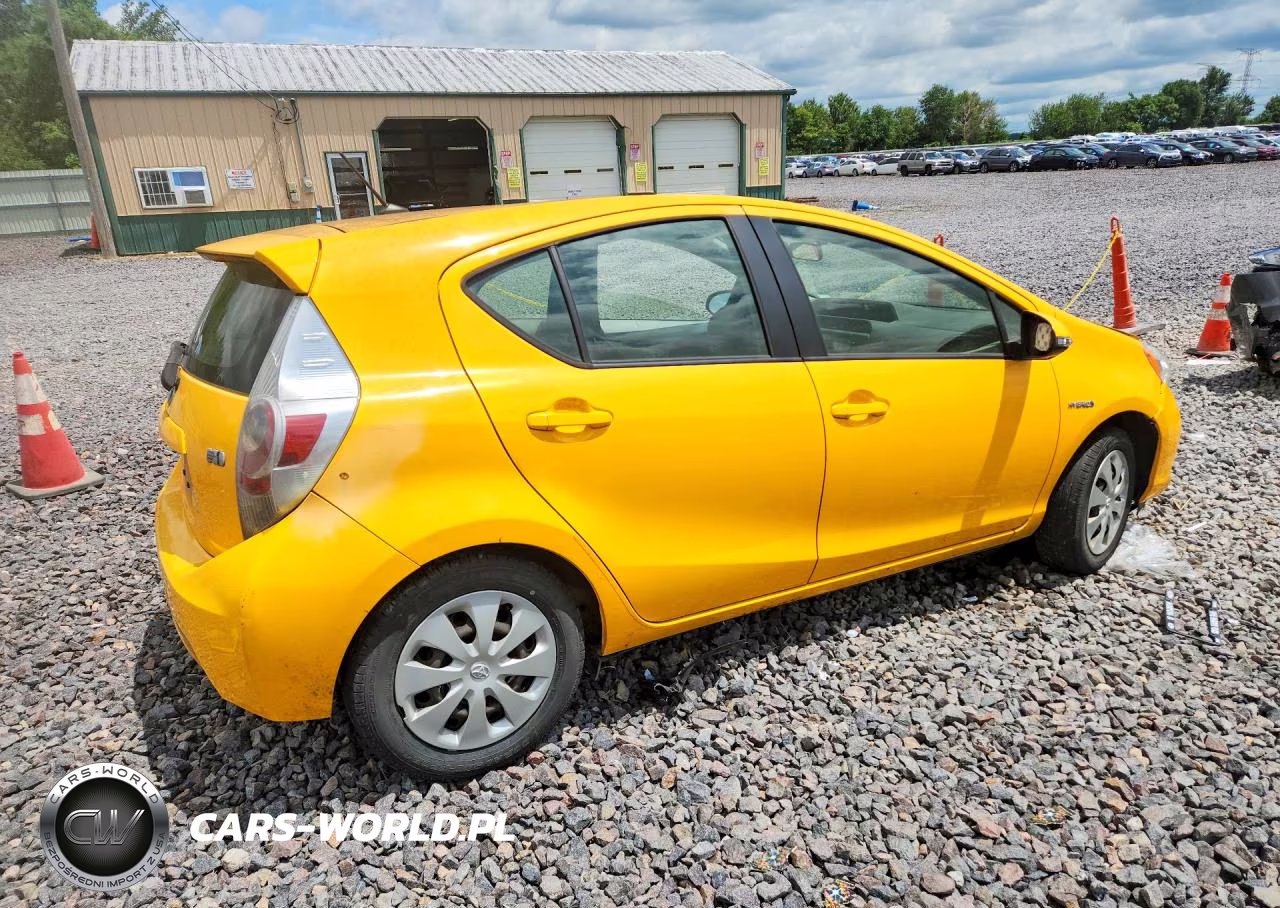 2014 Toyota Prius C One VIN:JTDKDTB37E1076709 - 3