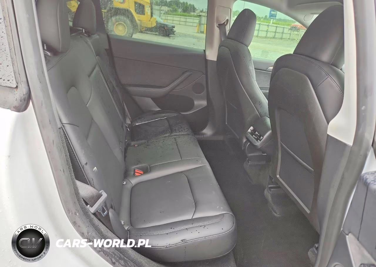 2024 Tesla Model Y VIN:7SAYGDED0RF103647 - 11