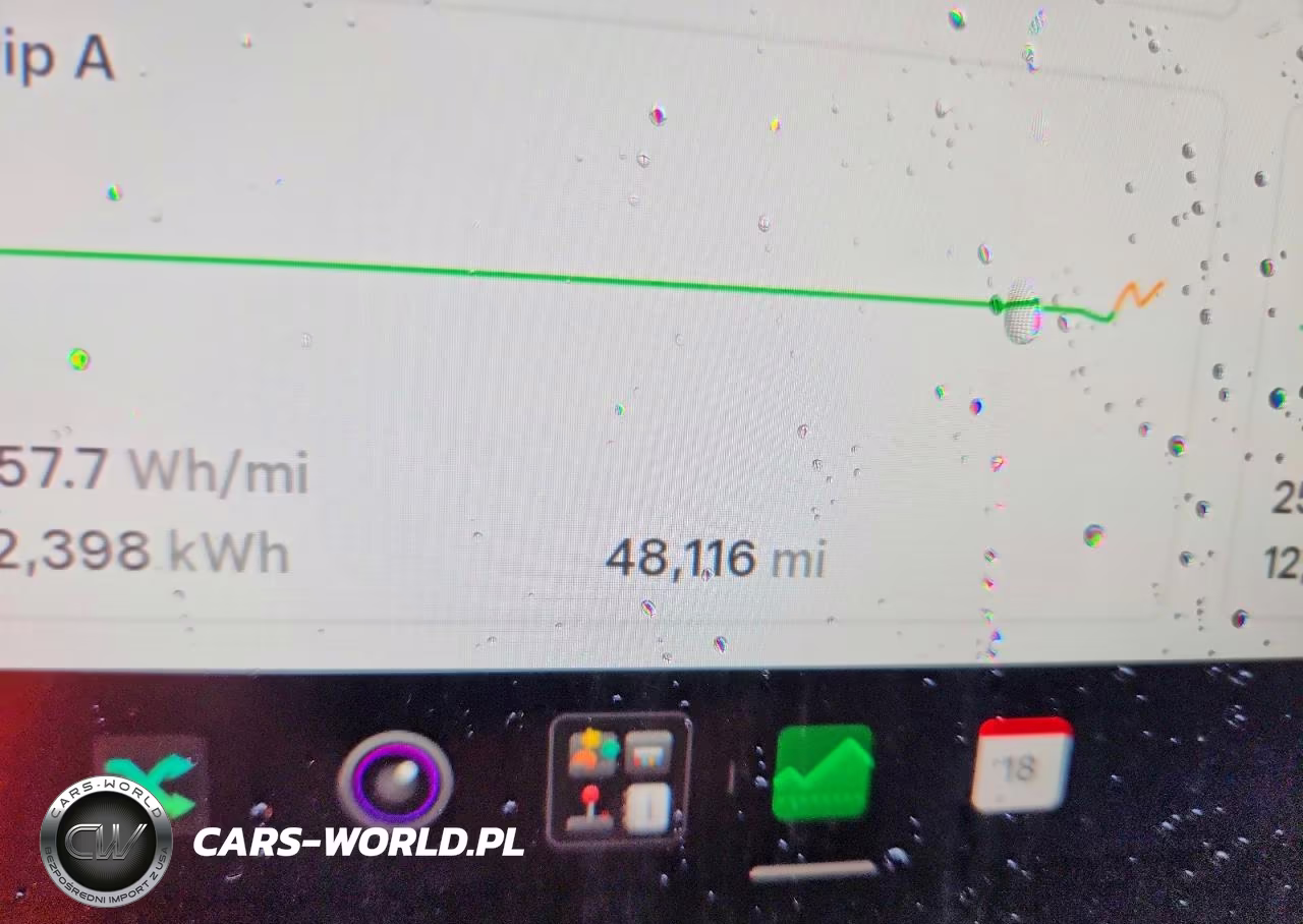 2024 Tesla Model Y VIN:7SAYGDED0RF103647 - 9