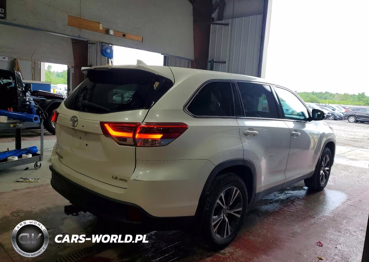 2019 Toyota Highlander Le Plus VIN:5TDBZRFH2KS996496 - 3