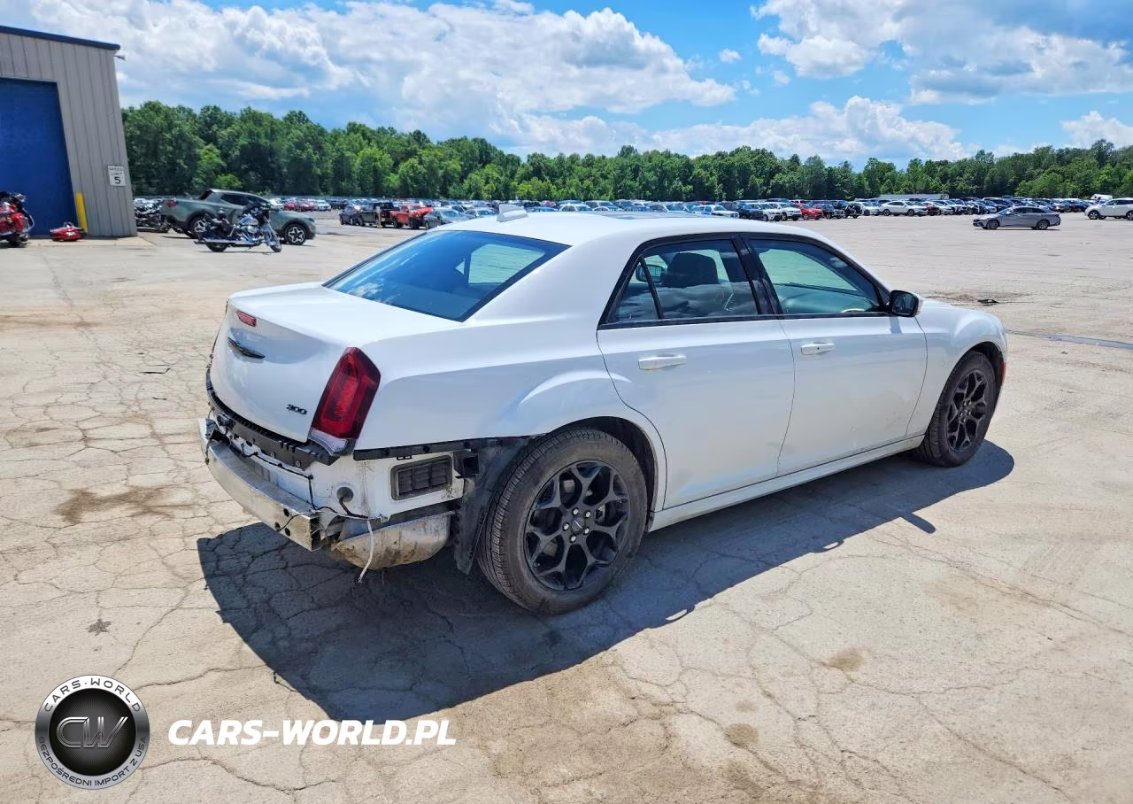 2023 Chrysler 300 Touring L VIN:2C3CCASG1PH707266 - 3