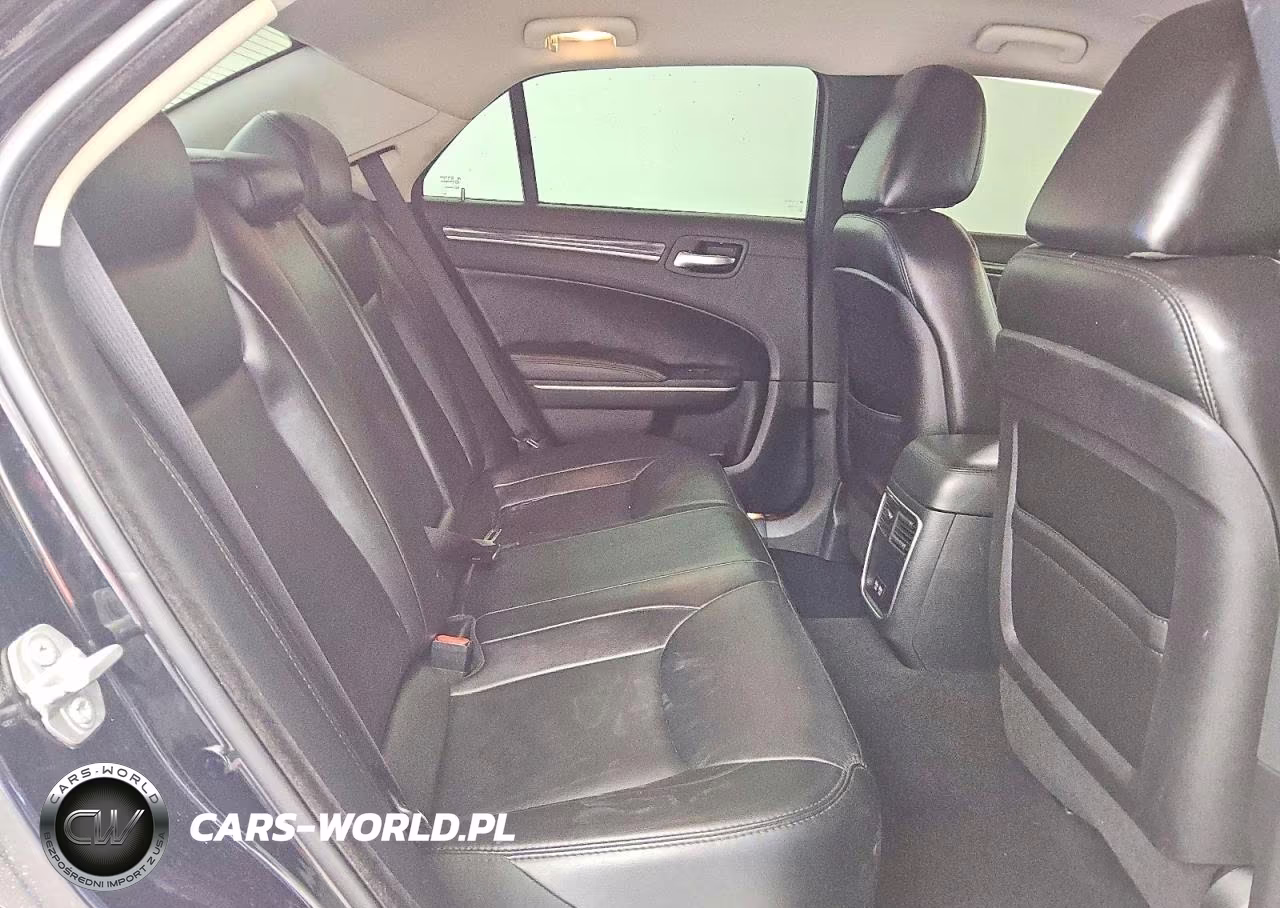 2019 Chrysler 300 Touring VIN:2C3CCAAG4KH634307 - 10