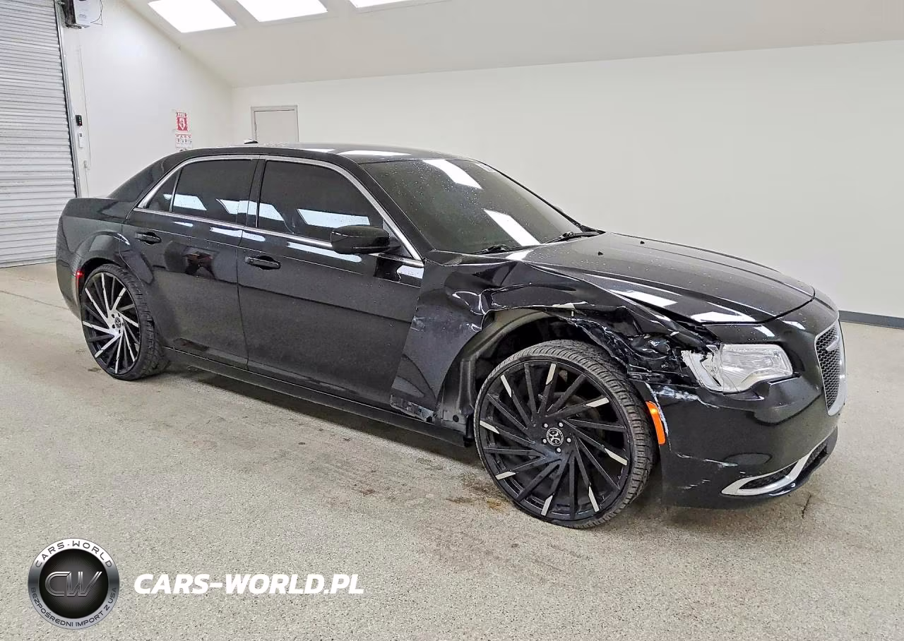 2019 Chrysler 300 Touring VIN:2C3CCAAG4KH634307 - 4