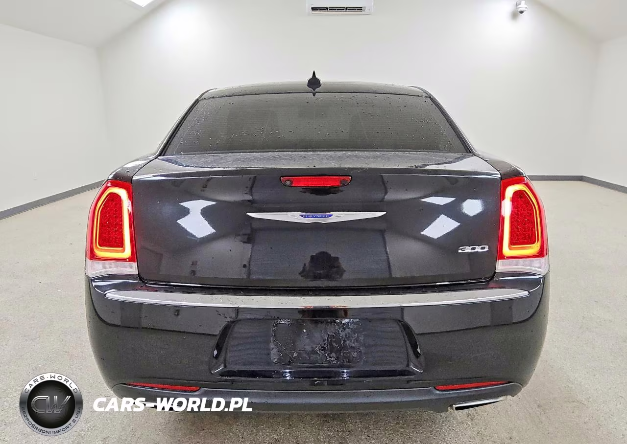 2019 Chrysler 300 Touring VIN:2C3CCAAG4KH634307 - 6