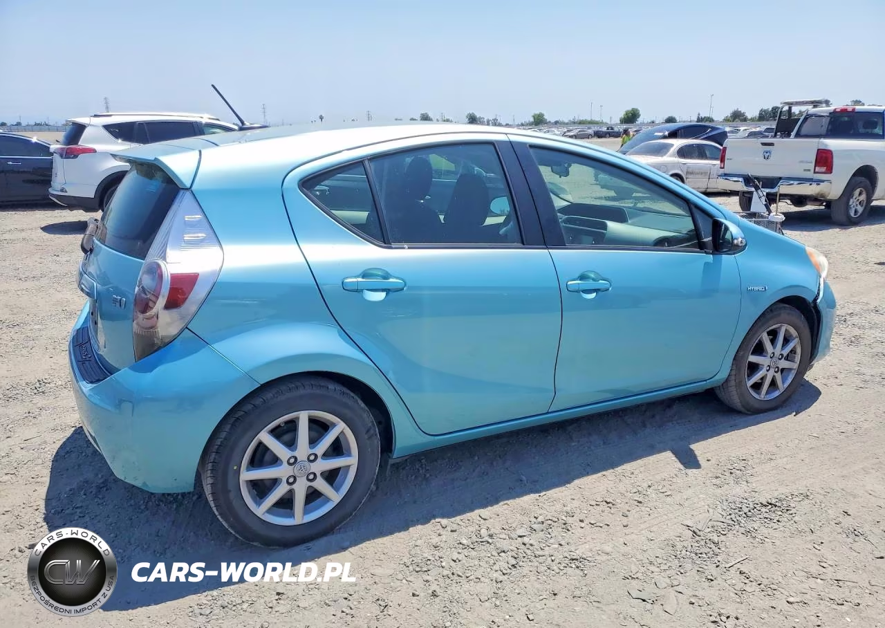 2012 Toyota Prius C Three VIN:JTDKDTB3XC1027467 - 3