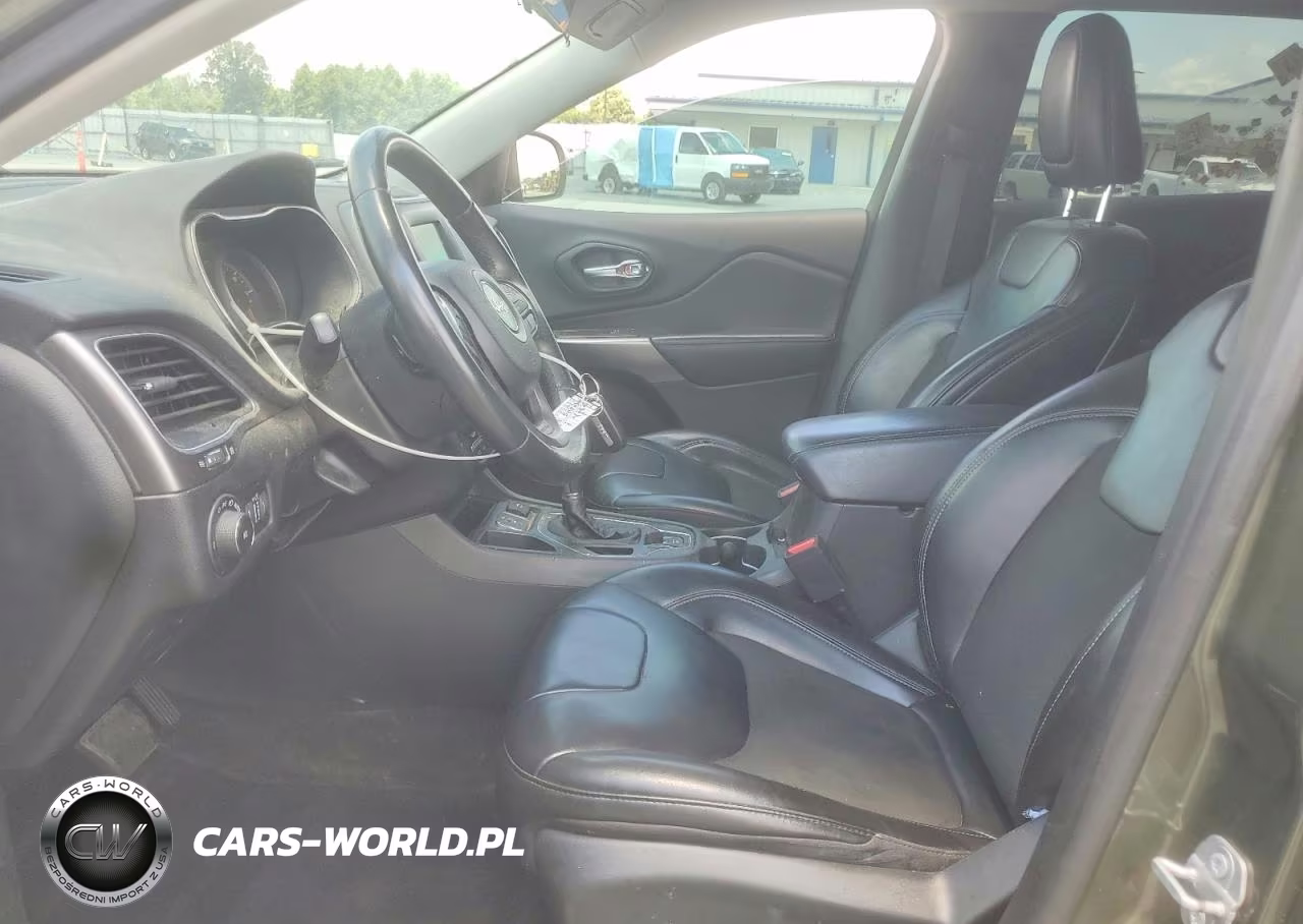 2019 Jeep Cherokee Latitude Plus VIN:1C4PJLLB3KD184811 - 7