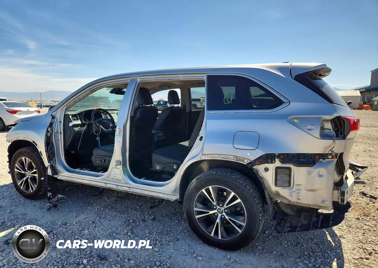 2018 Toyota Highlander Le Plus VIN:5TDBZRFH1JS906110 - 2