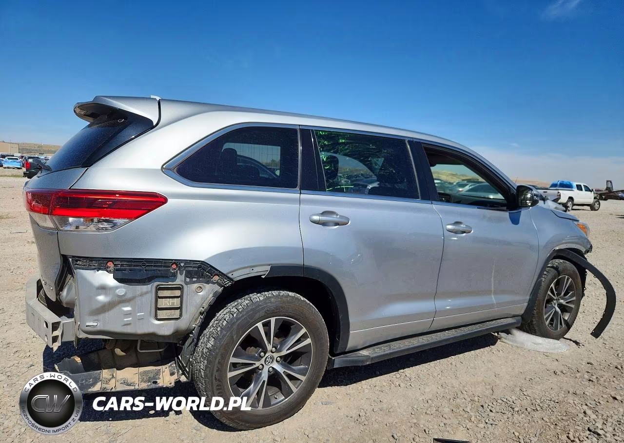 2018 Toyota Highlander Le Plus VIN:5TDBZRFH1JS906110 - 3