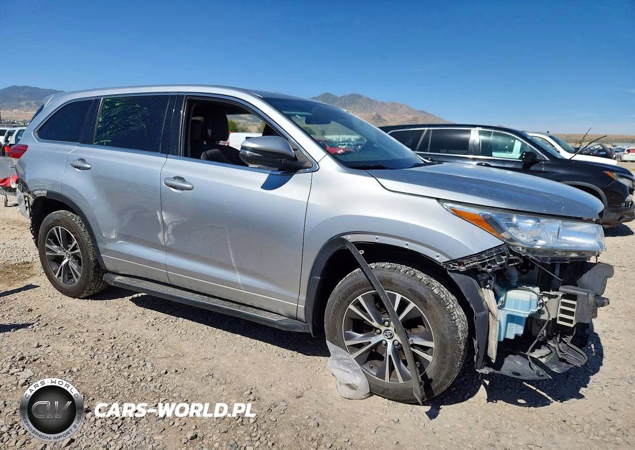 2018 Toyota Highlander Le Plus VIN:5TDBZRFH1JS906110 - 4