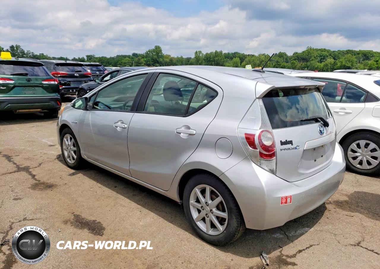 2014 Toyota Prius C Three VIN:JTDKDTB33E1067523 - 2