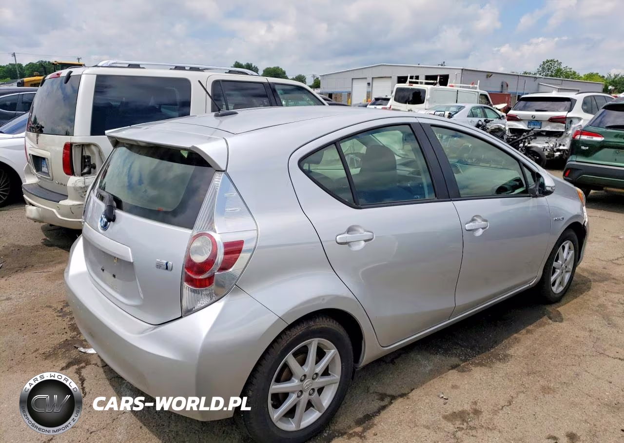 2014 Toyota Prius C Three VIN:JTDKDTB33E1067523 - 3