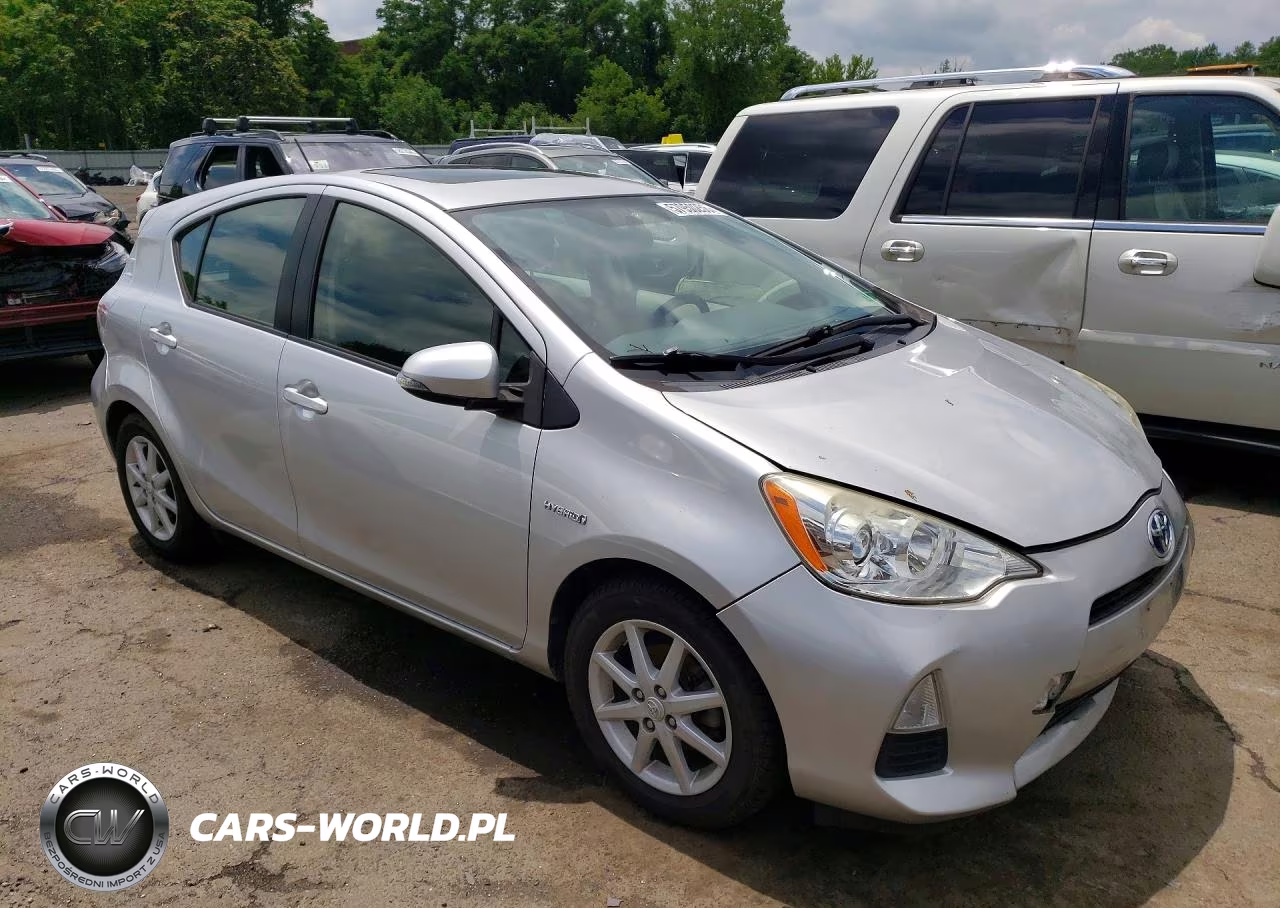 2014 Toyota Prius C Three VIN:JTDKDTB33E1067523 - 4