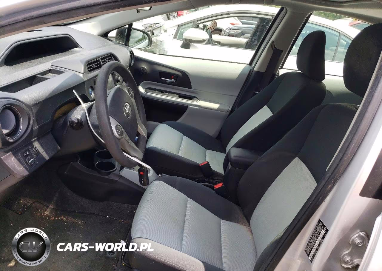 2014 Toyota Prius C Three VIN:JTDKDTB33E1067523 - 7
