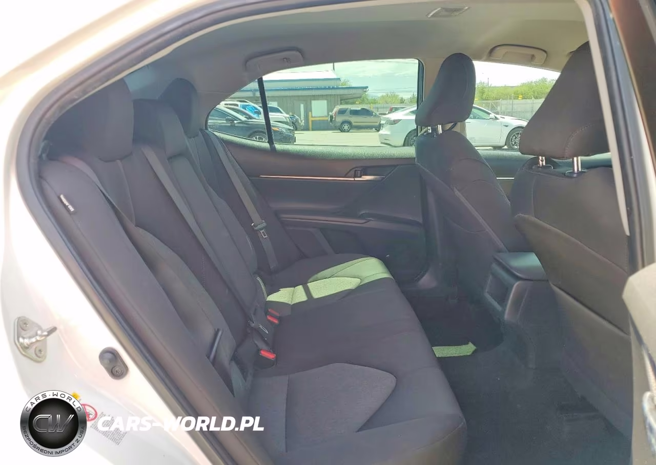 2018 Toyota Camry Le VIN:4T1B11HK6JU613232 - 10