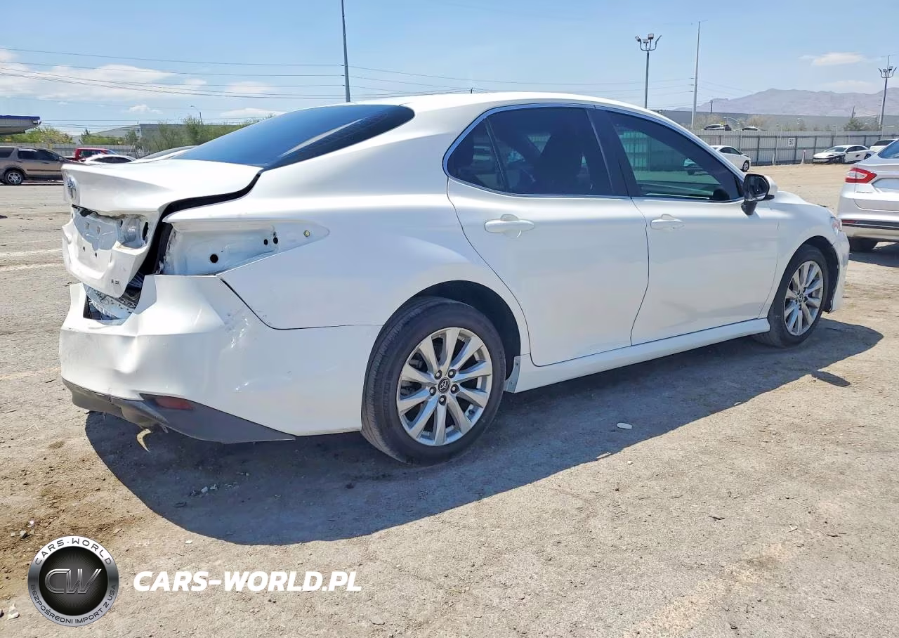 2018 Toyota Camry Le VIN:4T1B11HK6JU613232 - 3
