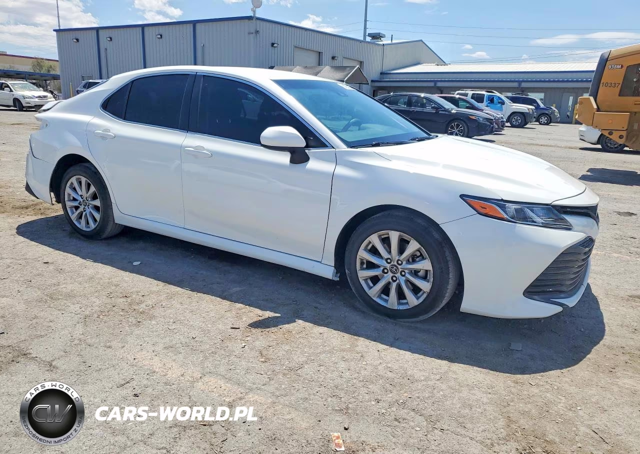 2018 Toyota Camry Le VIN:4T1B11HK6JU613232 - 4