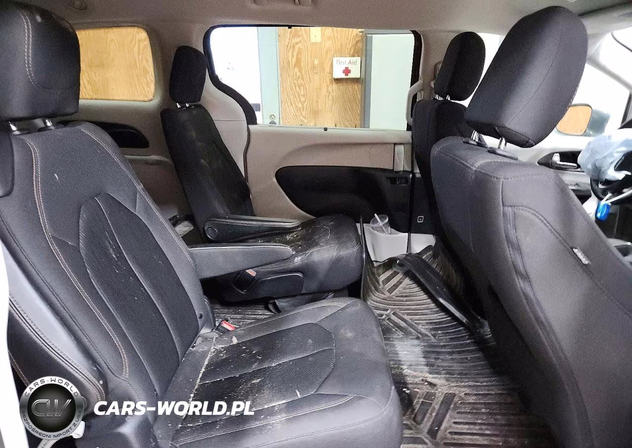 2019 Chrysler Pacifica Touring Plus VIN:2C4RC1FG0KR733506 - 11