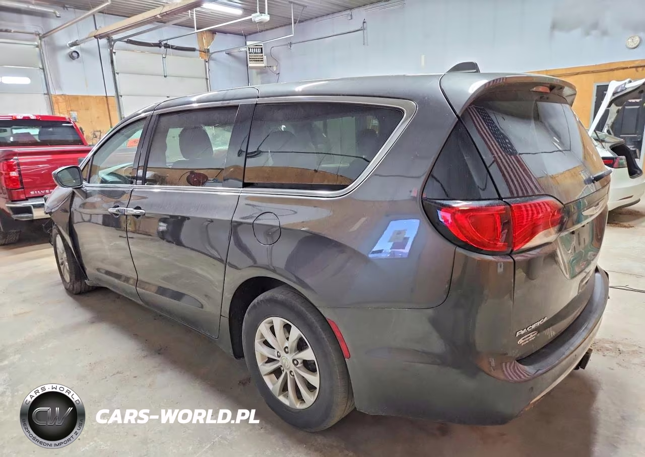 2019 Chrysler Pacifica Touring Plus VIN:2C4RC1FG0KR733506 - 2