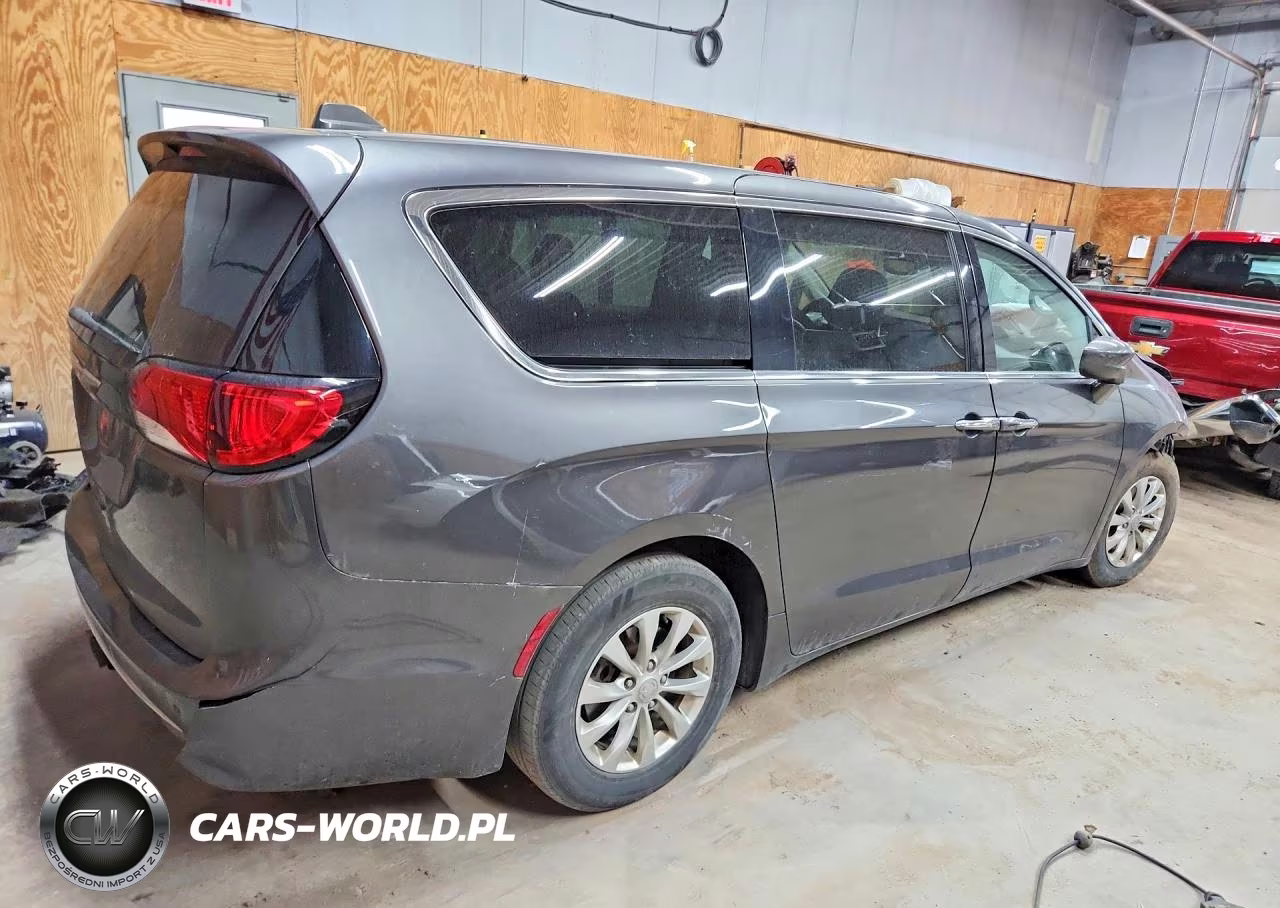 2019 Chrysler Pacifica Touring Plus VIN:2C4RC1FG0KR733506 - 3