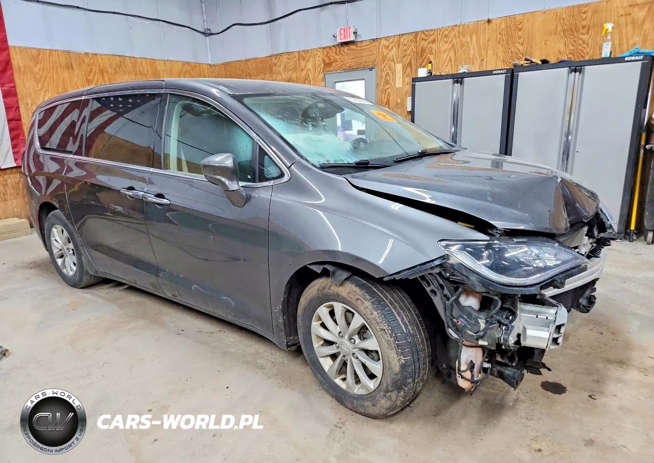 2019 Chrysler Pacifica Touring Plus VIN:2C4RC1FG0KR733506 - 4