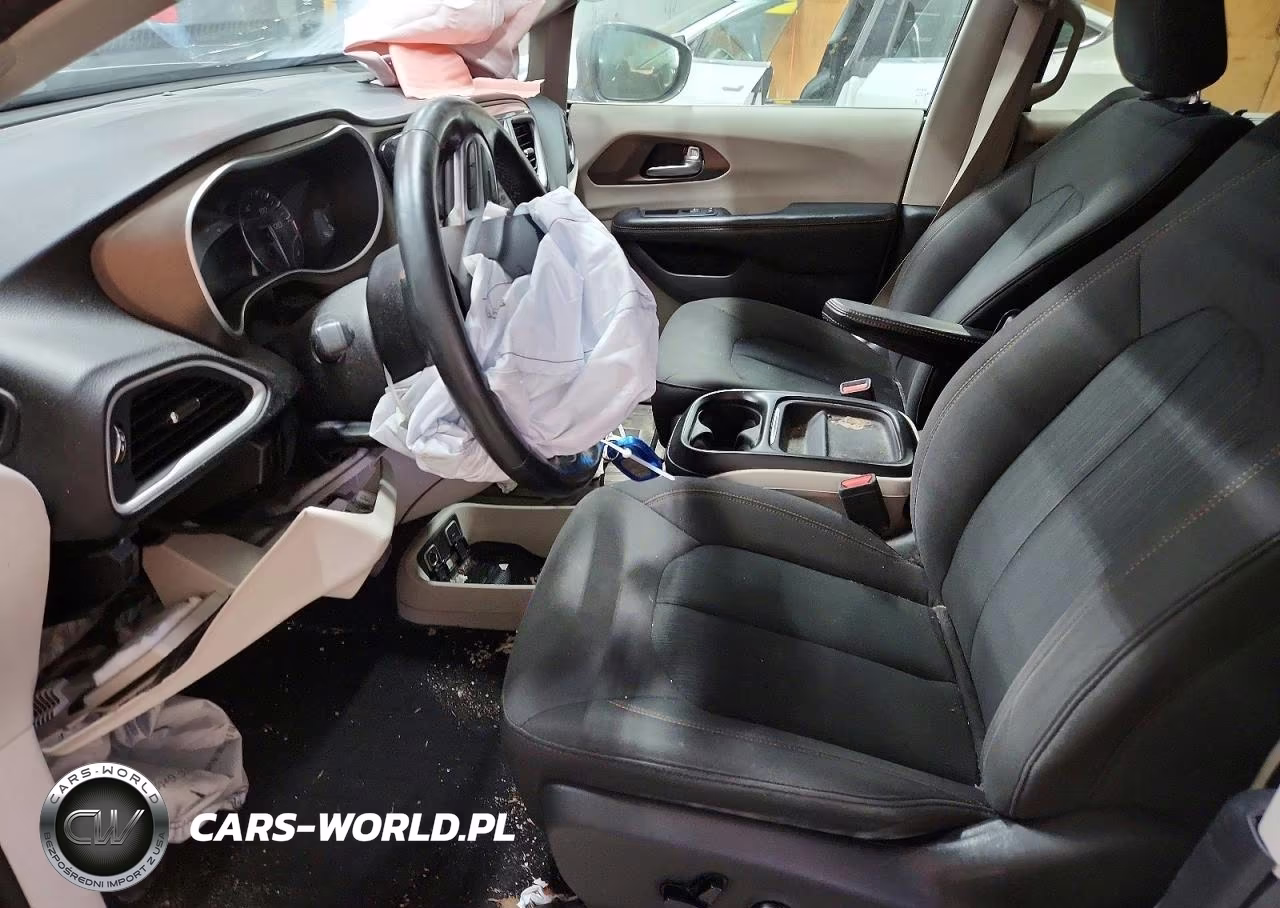 2019 Chrysler Pacifica Touring Plus VIN:2C4RC1FG0KR733506 - 7