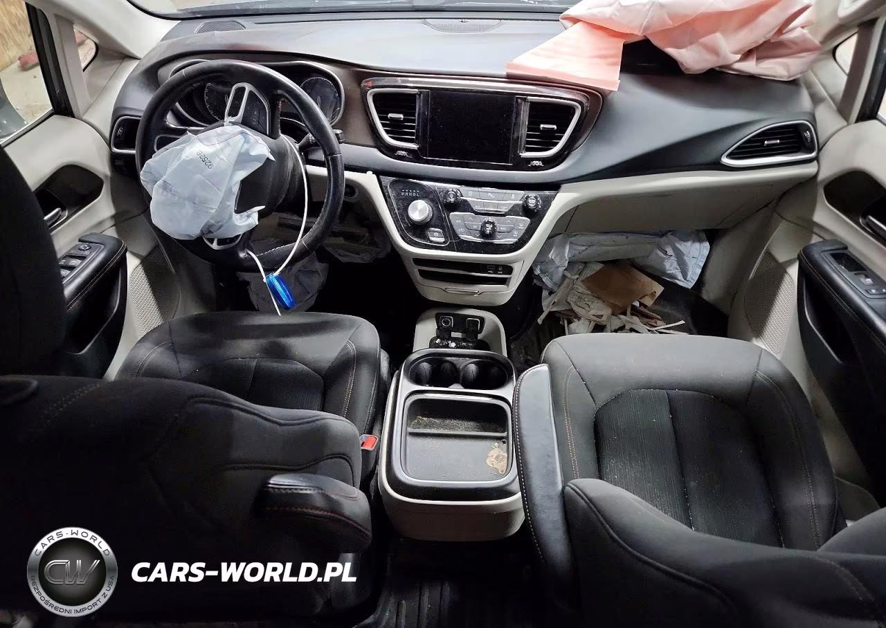 2019 Chrysler Pacifica Touring Plus VIN:2C4RC1FG0KR733506 - 8