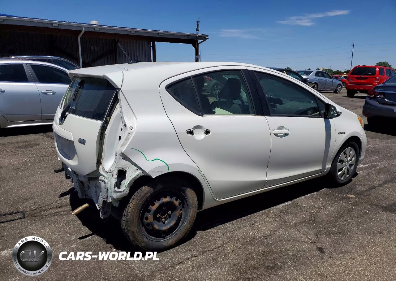 2013 Toyota Prius C Two VIN:JTDKDTB32D1539371 - 3