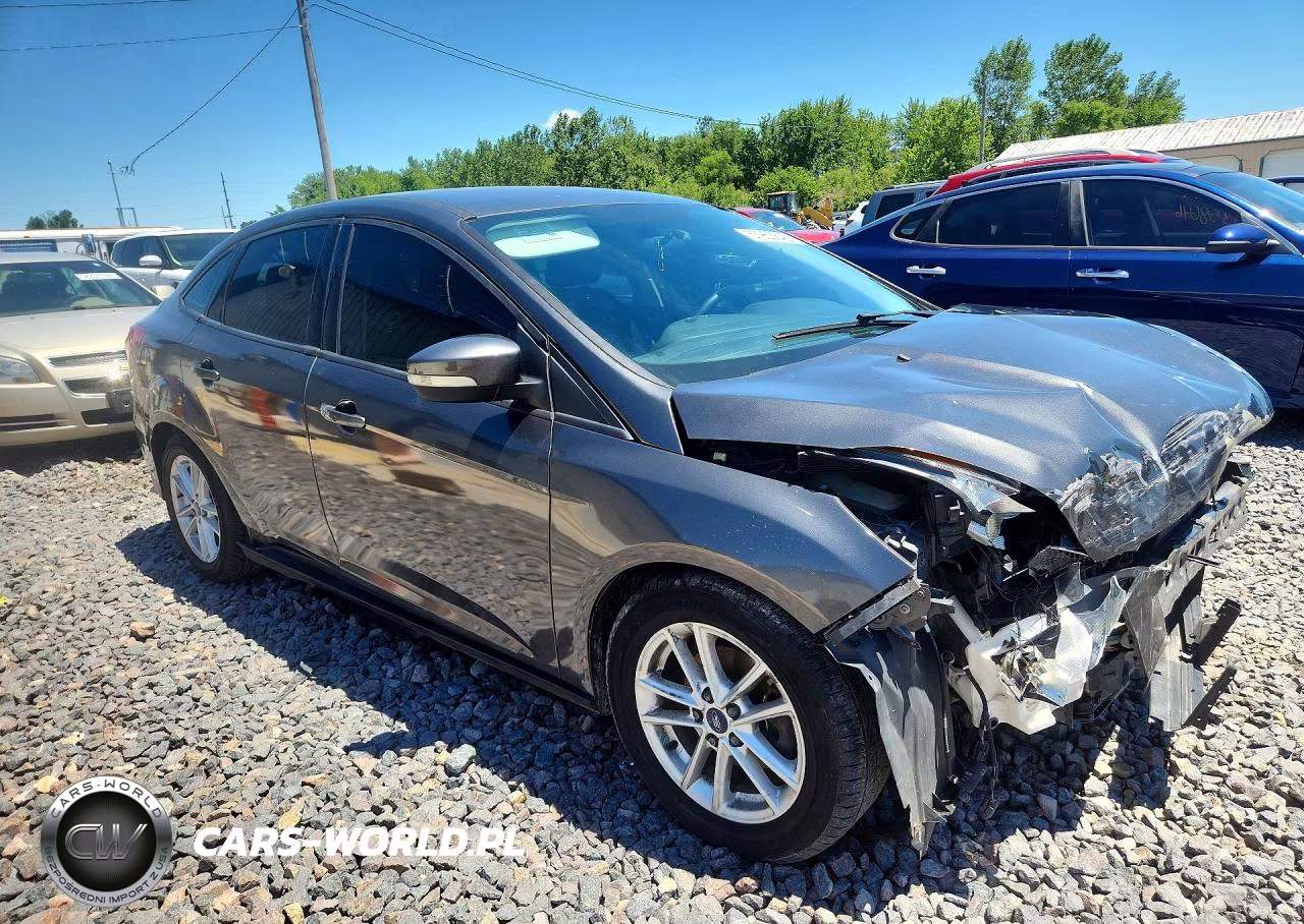 2016 Ford Focus Se VIN:1FADP3F22GL403094 - 4
