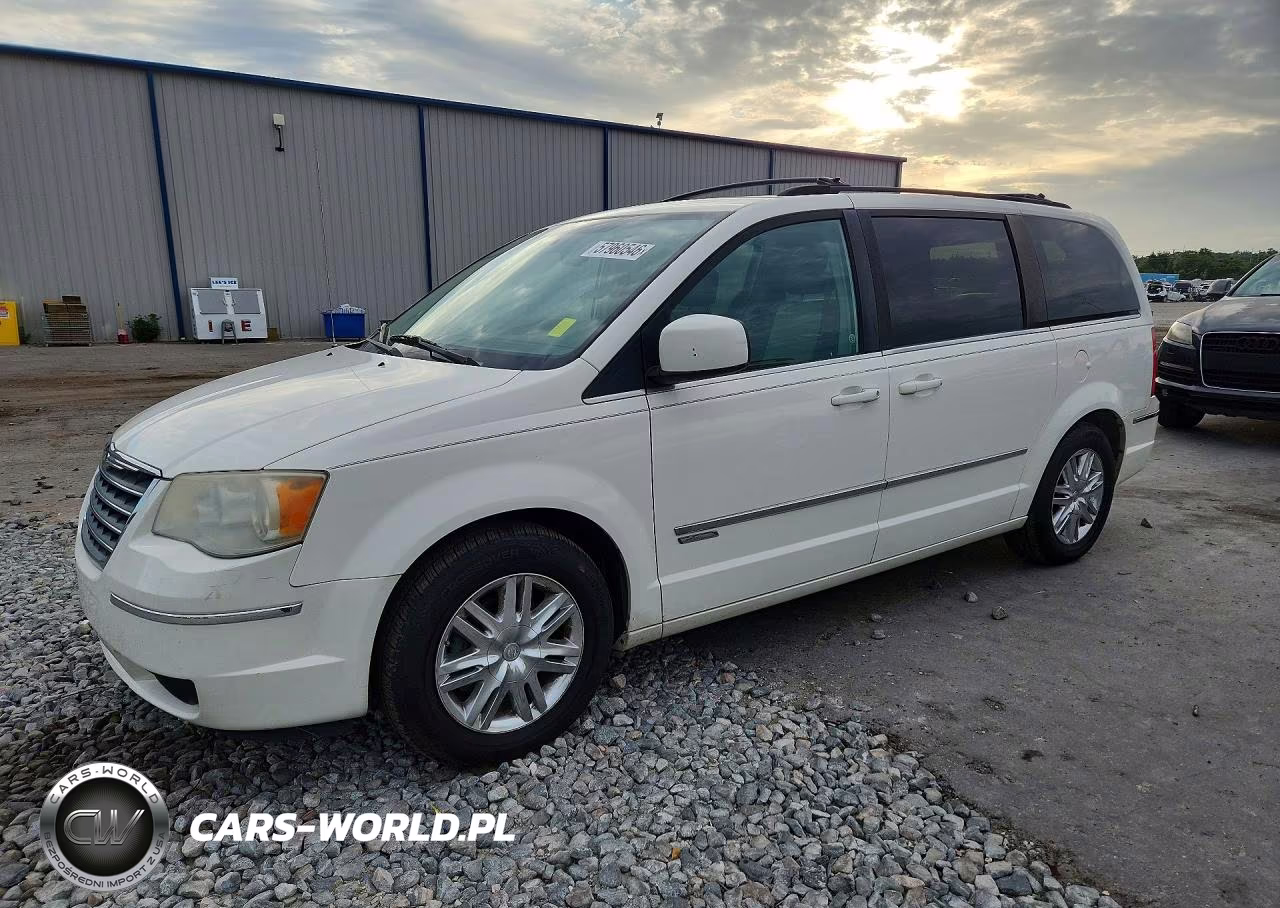 2010 Chrysler Town & Country Touring – zdjęcie 1 z 13