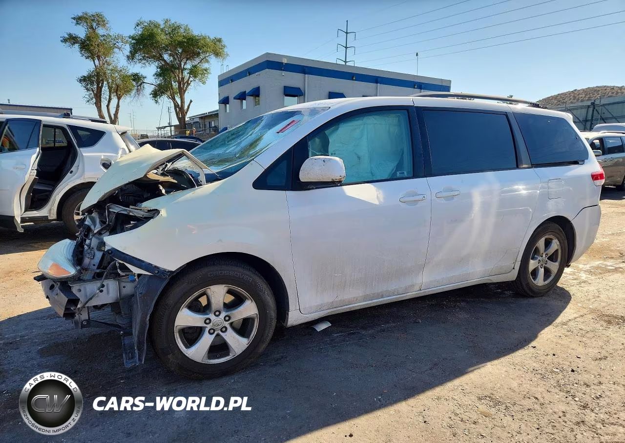 2014 Toyota Sienna Le – zdjęcie 1 z 13