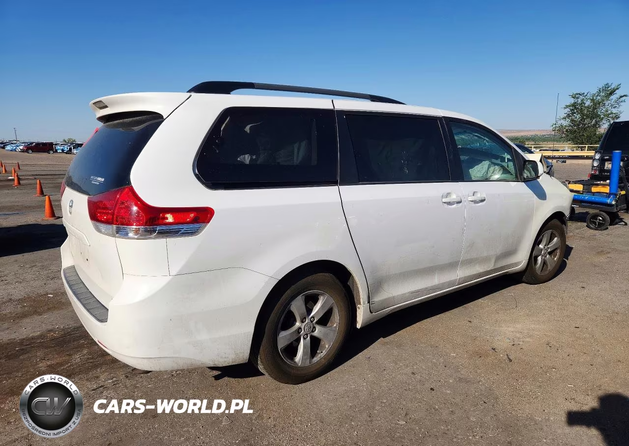 2014 Toyota Sienna Le VIN:5TDKK3DC2ES481253 - 3