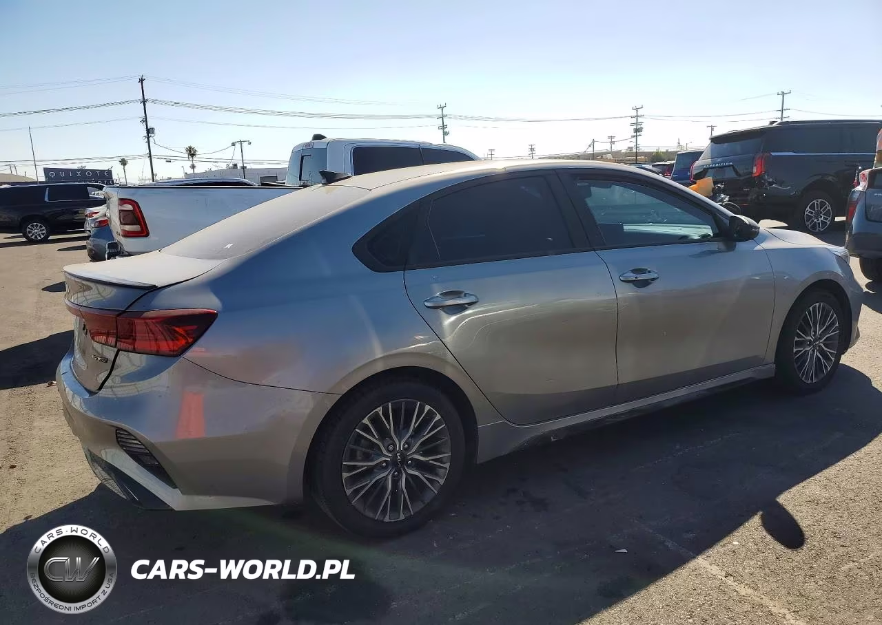 2023 Kia Forte Gt Line VIN:3KPF54AD4PE594114 - 3