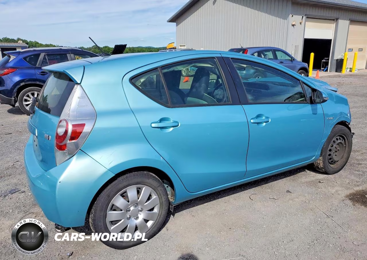 2014 Toyota Prius C One VIN:JTDKDTB30E1084375 - 3