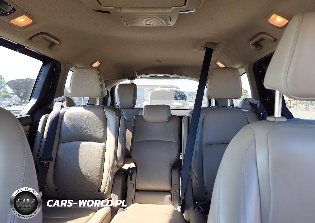 2018 Honda Odyssey Touring VIN:5FNRL6H86JB023748 - 10